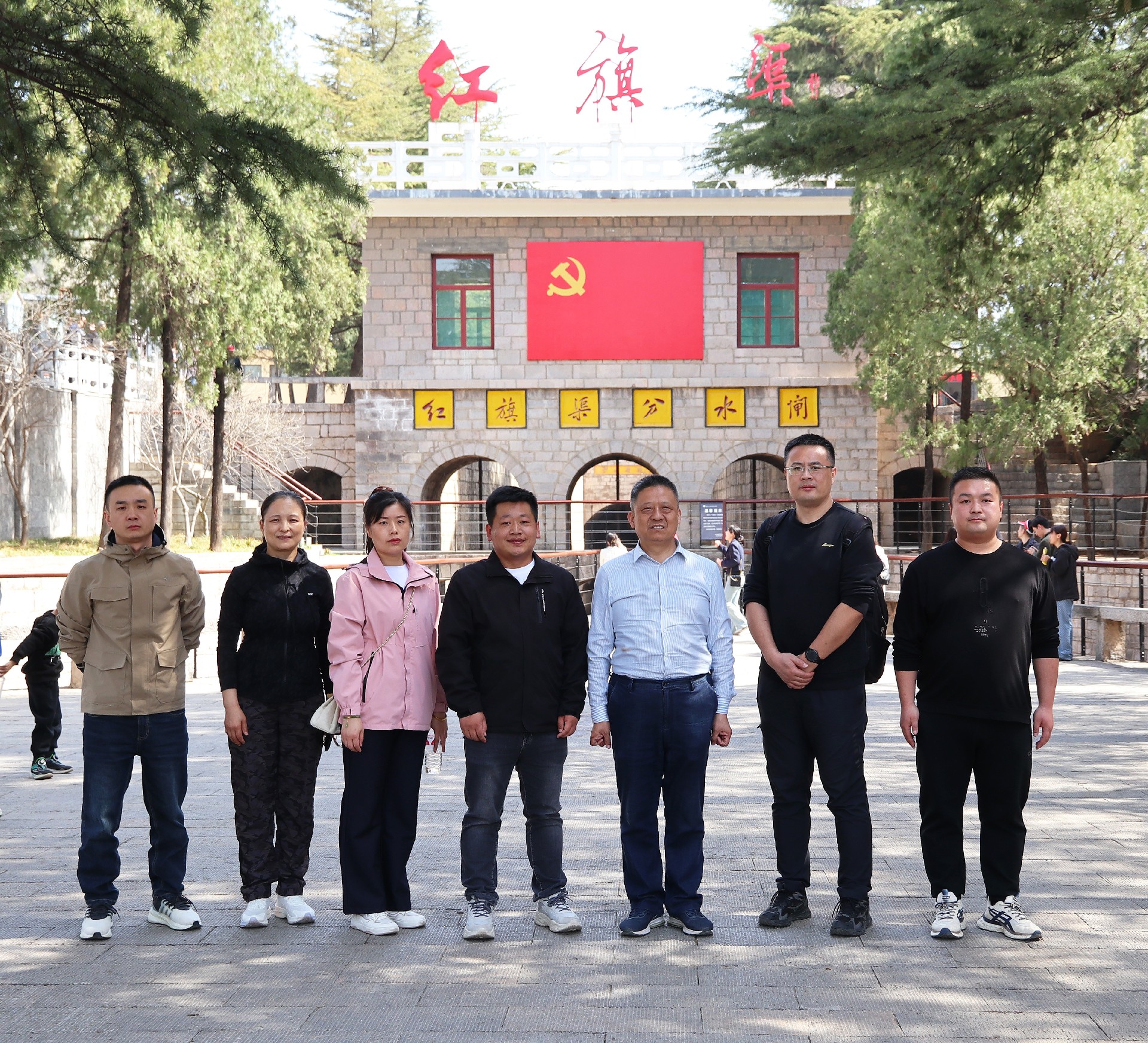 红旗门口.jpg